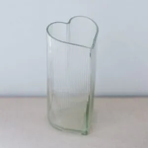 Florero de Vidrio Corazón Rayado 8.5 x 19 cm.