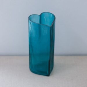 Florero de Vidrio Corazón Rayado Azul 8.5 x 19 cm.