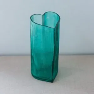 Florero de Vidrio Corazón Rayado Verde 8.5 x 19 cm.