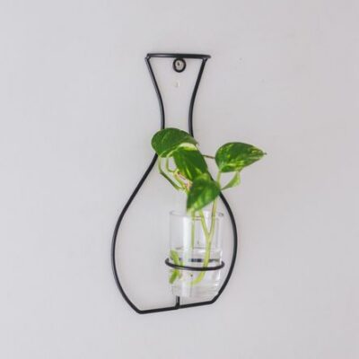 Florero Silueta de Metal Pared con Vaso Vidrio 15.5 x 26 cm.